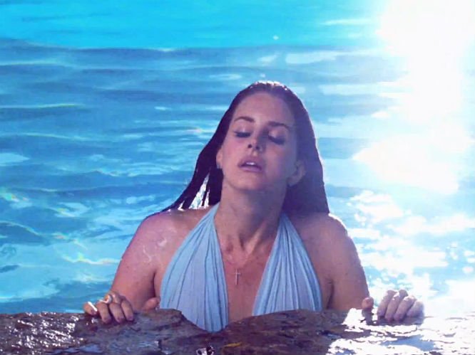 Lana Del Rey swimming