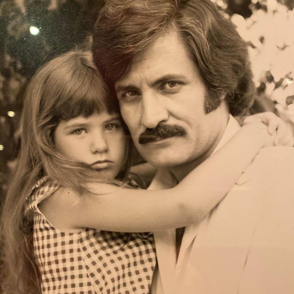 jennifer aniston no makeup Childhood Photo With Her Father