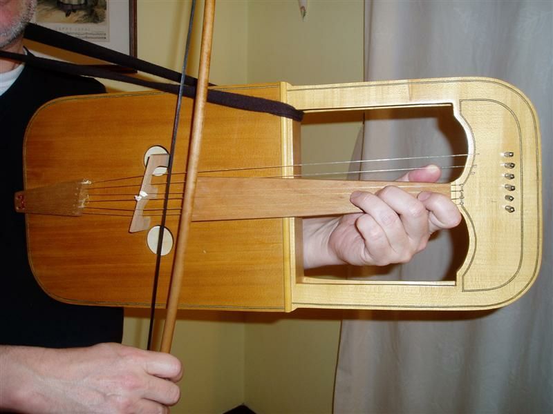 Weird instruments: Crwth