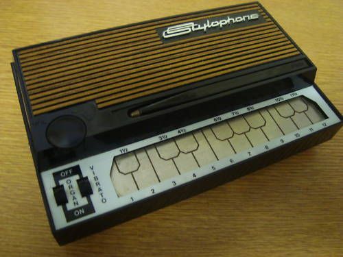 Стилофон это. Stylophone 350s. Стилофон Retro Pocket Synth 60. Dubreq Stylophone s1 габариты в коробке. Stylophone музыкальный инструмент.