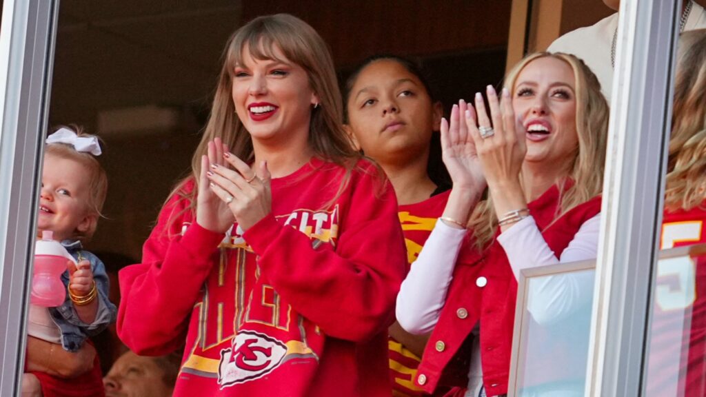 Swift attends Travis Kelce's game