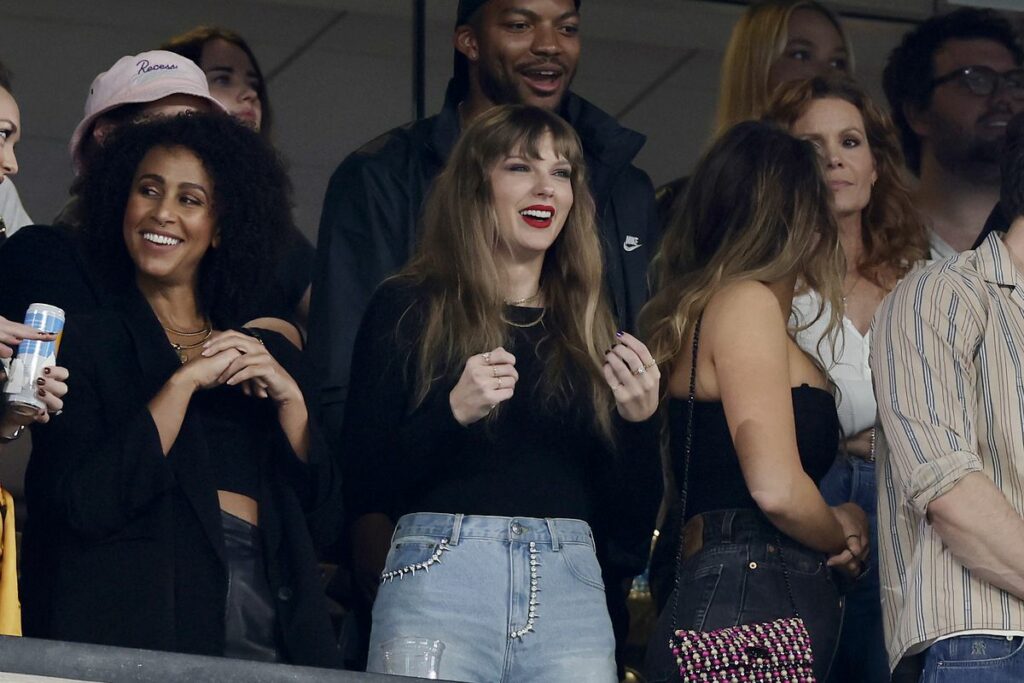 Taylor attends Kelce game at Metlife Stadium